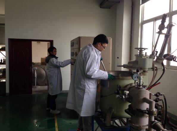 2018年7月，武漢南瑞技術(shù)人員夏兆輝正在操作真空熔煉爐，進(jìn)行納米碳合金材料的熔煉